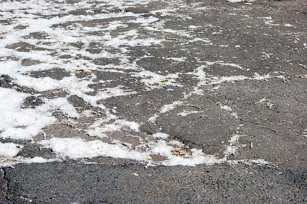 杨树绒毛，炎热，七月。北方的夏天——白杨树的绒毛像雪一样躺在柏油路上。杨树-绿色的地球。<strong>制氧</strong>