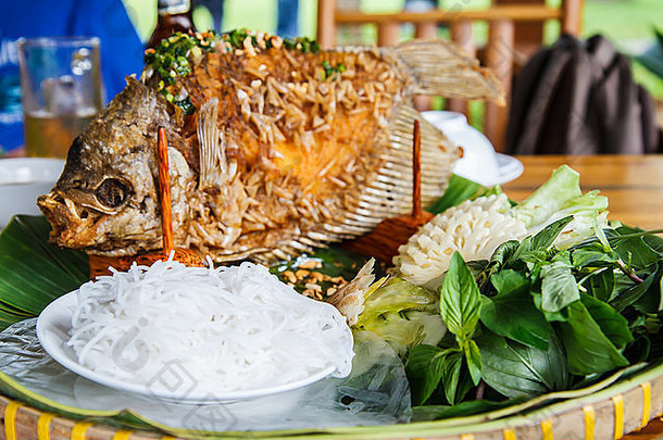 炸鱼准备传统的越南