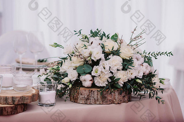 用花束和蜡烛装饰的婚宴桌