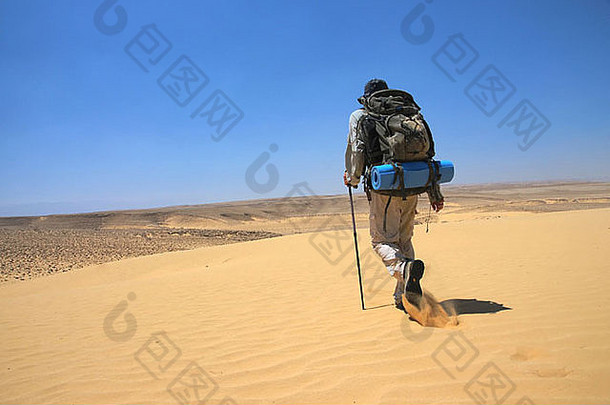 徒步旅行者走沙丘kasuy内盖夫沙漠以色列