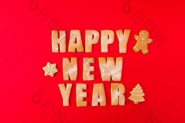 三张烘焙的新年祝贺词的高角度照片，带有装饰元素，图案甜美美味的x-mas组合，隔离在鲜红色上