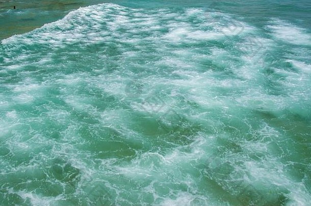 海纹理美丽的绿松石水波白色泡沫强大的自然概念完整的框架海洋