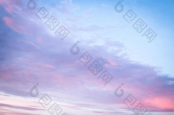 粉红色的多云的天空背景日落自然纹理