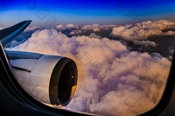 美丽的空中视图窗口商业飞机部分飞机风气体<strong>涡轮引擎</strong>视线