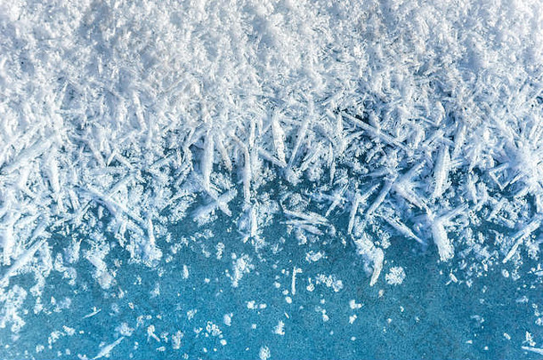 冬季背景：冰晶和雪花的特写镜头。以冰雪质感为背景的圣诞和新年快乐