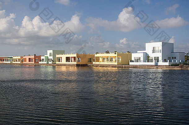 色彩斑斓的住房坐在环礁湖一边龙涎香caye伯利兹