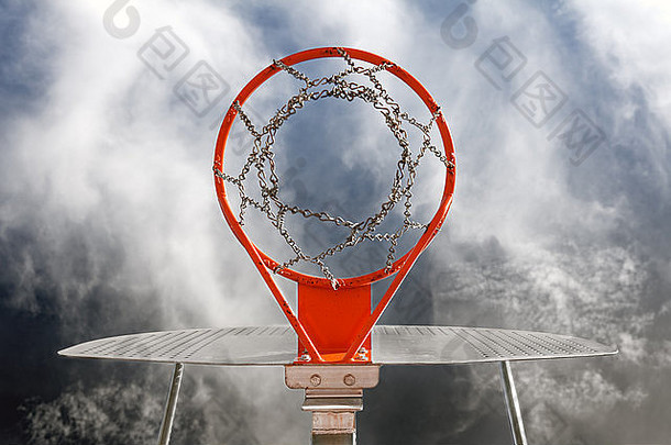 篮球球门对着天空的抽象图像