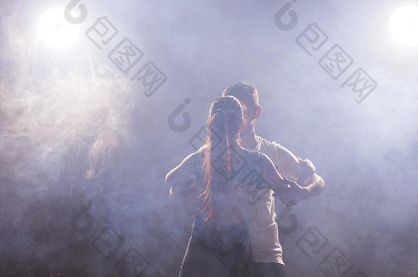 在舞蹈班背景下，一对年轻夫妇在社交场合舞蹈danse kizomba或bachata或semba或taraxia