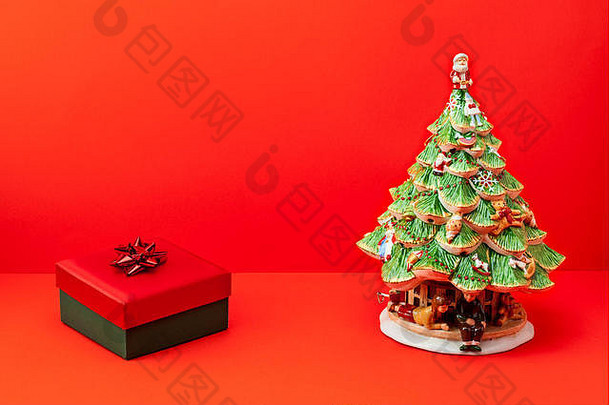美丽的圣诞礼物和红色背景的圣诞树