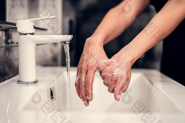 冠状病毒。正确洗手和双手。液体抗菌肥皂。自我隔离和卫生。