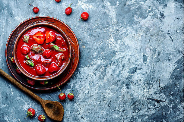 <strong>夏日清凉</strong>的草莓汤。水果汤。夏季食品。