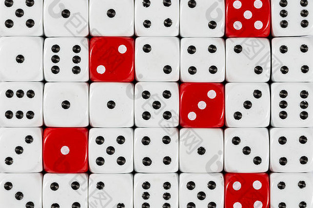 <strong>随机</strong>排列的五个红色方块的白色骰子的背景