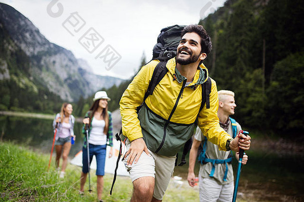 一群年轻朋友在乡下徒步旅行。多种族快乐的人在大自然中旅行