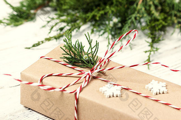 用<strong>牛皮纸包装</strong>的圣诞礼物或礼品盒，在质朴的木质背景上装饰。色调。