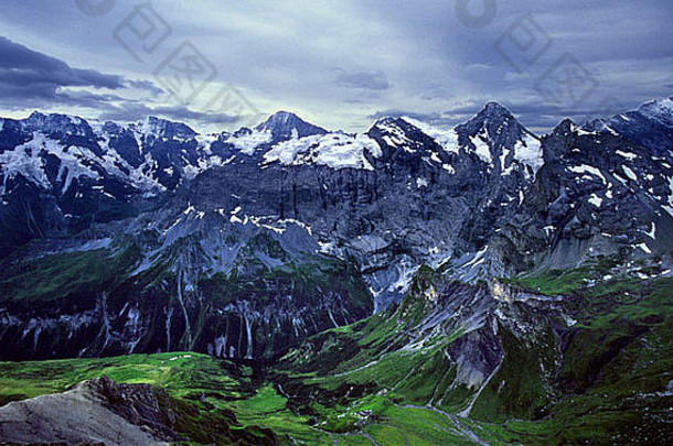 伯纳奥伯兰-瑞士希尔特风景区-阿尔卑斯山全景山峰常年冰川<strong>暑期旅游</strong>