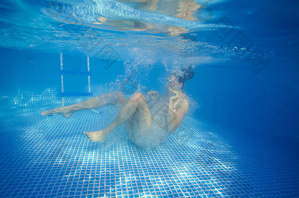 水下女人游泳池