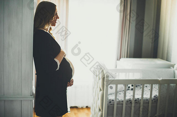 照片美丽的怀孕了女人穿内衣摆姿势房间