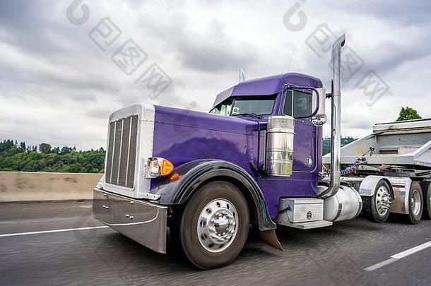 大钻井平台紫色的闪亮的工业柴油一天出租车强大的半卡车拖拉机垂直管道运输商业货物特别装备提示