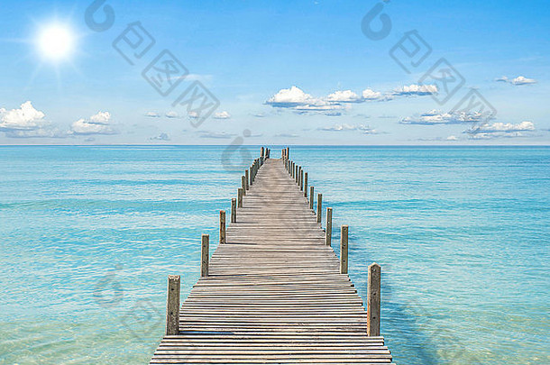 暑期、旅游、度假和度假概念-泰国普吉岛木制码头