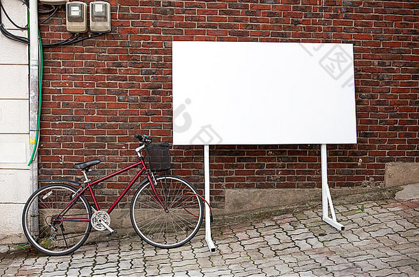 旁边有自行车的空白广告牌