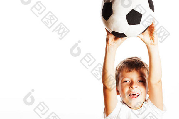 在白色特写镜头上玩足球的可爱小男孩