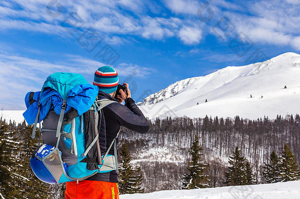 等等等等年轻的高加索人男人。摄影师会说话的图片边远地区滑雪美丽的阳光明媚的一天新鲜的雪