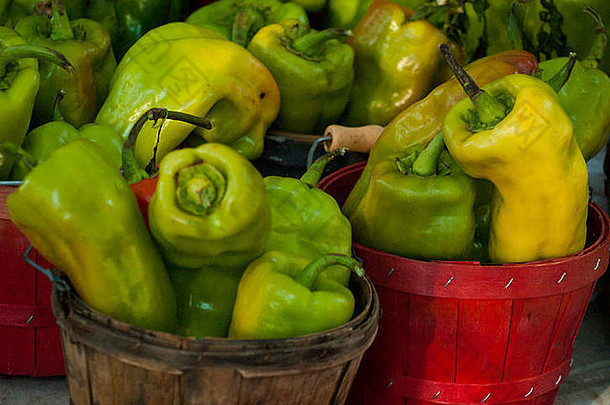 当地农贸市场的新鲜有机辣椒。农贸市场是销售农产品的传统方式。