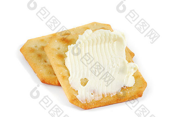 白色背景上带有奶油的饼干特写图片