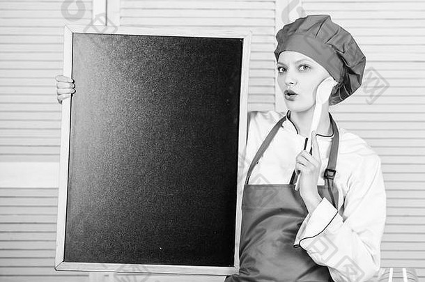 烹饪菜单今天列表成分烹饪菜的同事们工作人员想要女人老板他围裙持有黑板上复制空间老板工作位置烹饪美味的餐一步一步