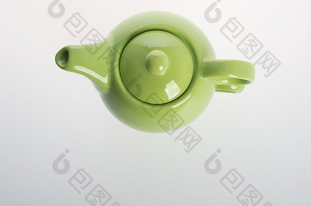 茶壶套装或背景上的陶瓷茶壶和茶杯