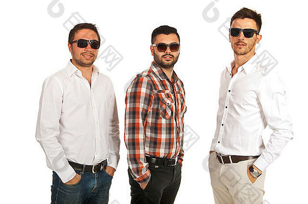 三个戴着太阳眼镜的现代商人，背景为白色