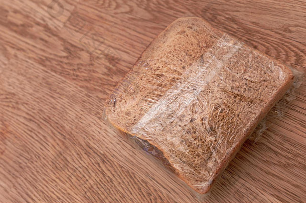 准备包装午餐组成三明治包装层保鲜膜木表格背景