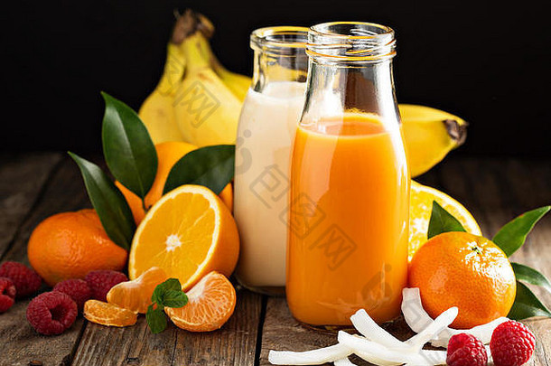 新鲜的<strong>胡萝卜橙色</strong>椰子果汁