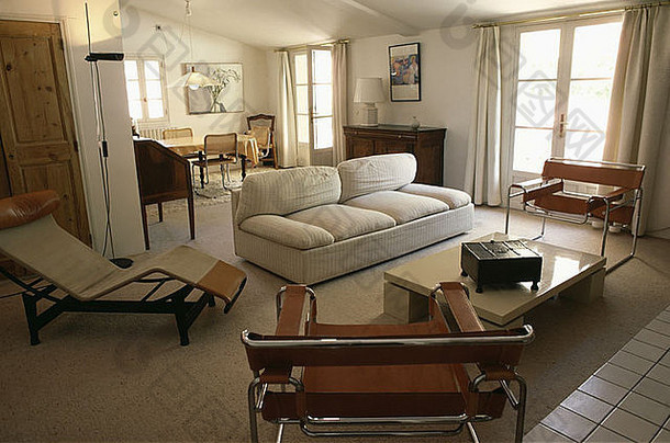 米色沙发marcel布鲁尔瓦西里•椅子openplan生活餐厅房间中期世纪现代家具