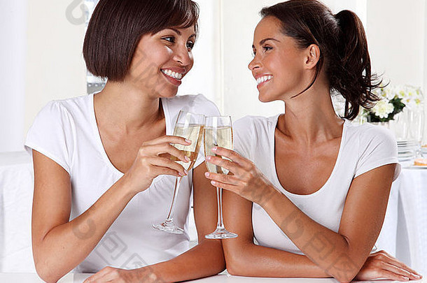 两个喝白葡萄酒的女人