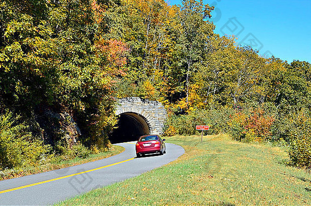 秋天，一辆汽车驶入蓝岭公园路上的隧道。