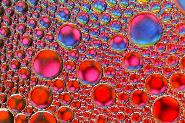 抽象油滴/气泡在彩色背景下从下方照亮