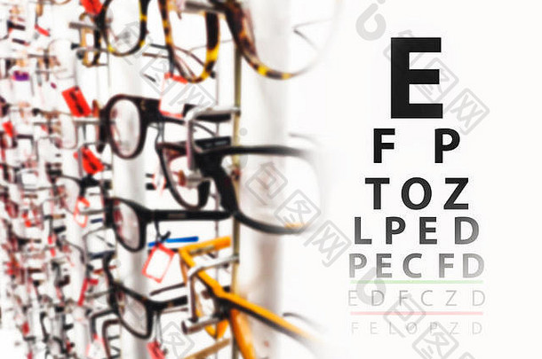 有视力表的眼科商店。眼镜商控制的概念。
