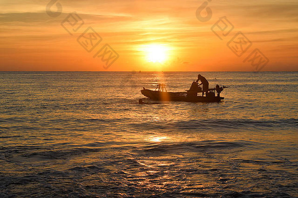 日出时渔船的轮廓