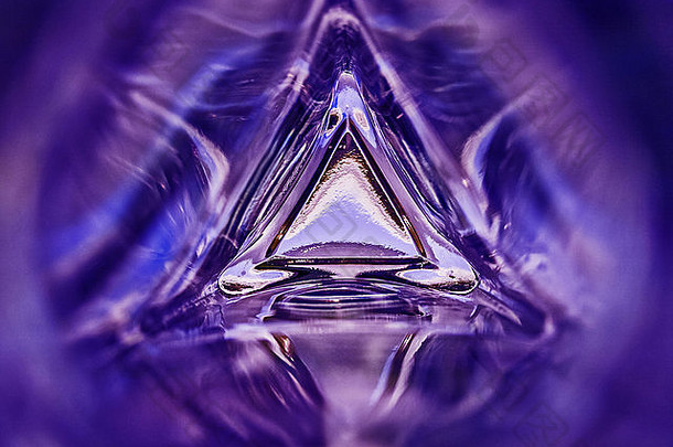 三角形玻璃瓶内部紫色背景的抽象图像