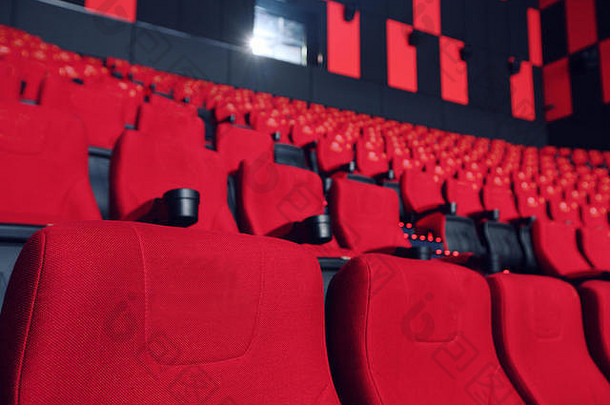 有红色扶手椅的电影院大厅