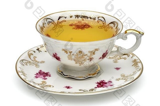 在白色背景上隔离的古董瓷杯中的绿茶或抹茶，包括裁剪路径