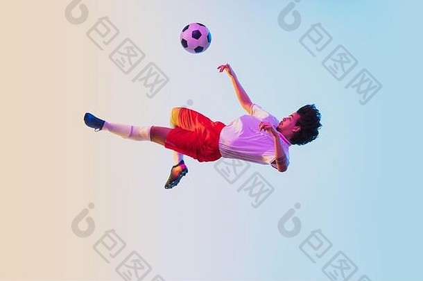 踢跳运行足球足球球员梯度背景霓虹灯光运动行动活动概念体育运动竞争赢得行动运动克服Copyspace