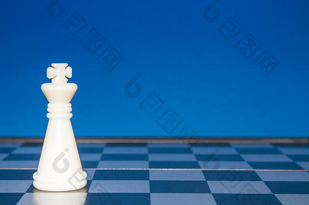 国际象棋政策白色数字蓝色的背景