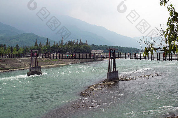 中国都江堰跨江大桥与秦代古灌溉系统
