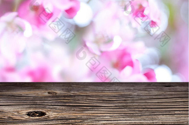 空顶木桌和花的模糊背景