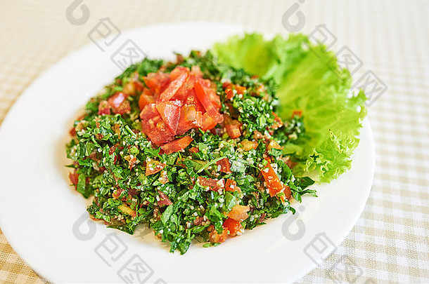 绿色沙拉番茄生菜白色板