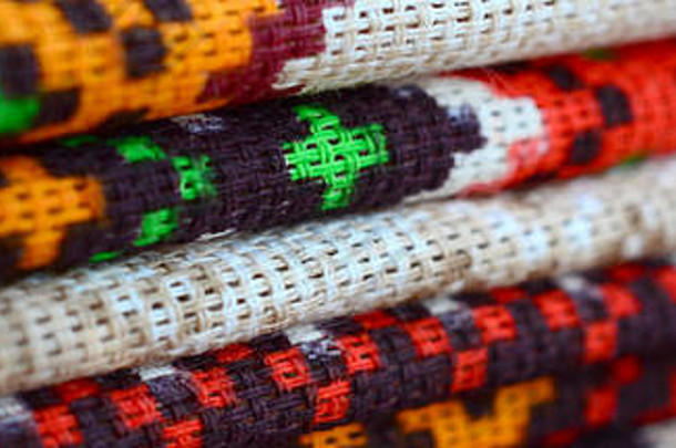一堆乌克兰传统民间艺术在纺织面料上编织刺绣图案。彩色像素设计针织帆布