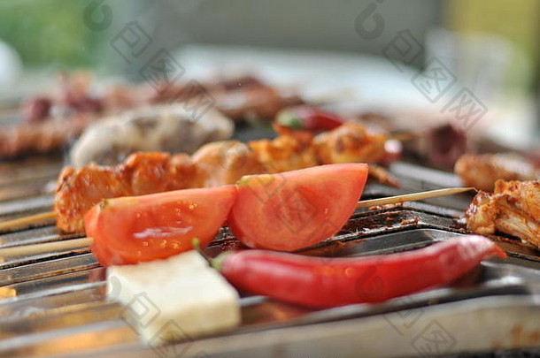 传统的塞浦路斯烤肉和鸡肉烤肉串桌子上放着木炭烤肉，在吃饭的时候可以自己做饭