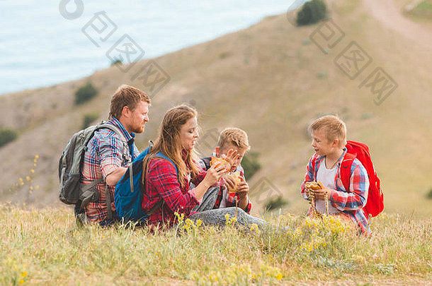 一家四口在山里吃快餐